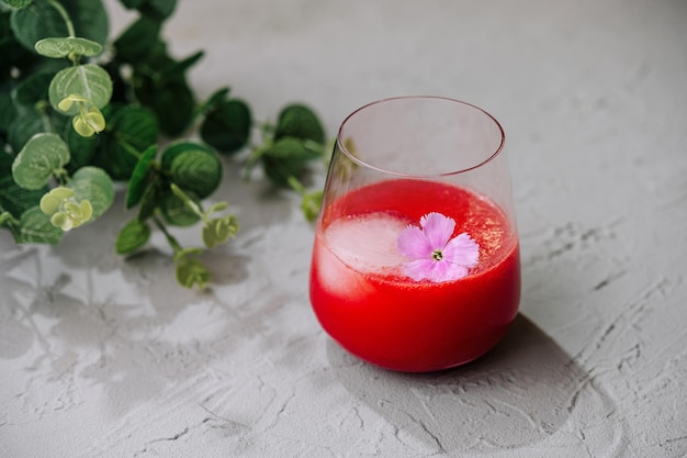 Des verres de jus de tomate frais