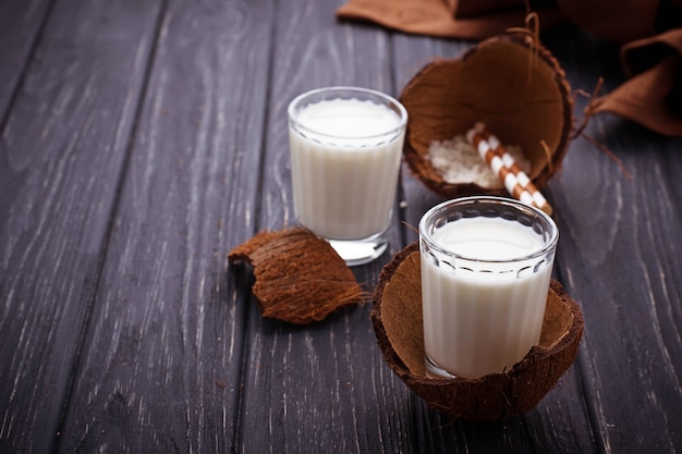 Verres de lait de coco