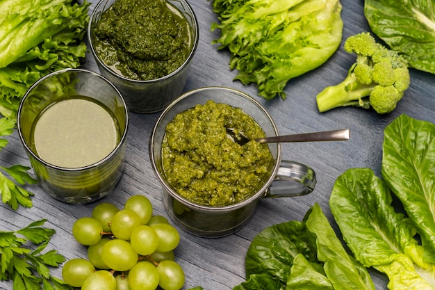 Verres avec légumes smoothie laitue raisins et brocoli