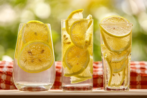Verres de limonade au citron sur le jardin ensoleillé