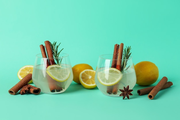 Verres de limonade à la cannelle et au romarin sur la surface de la menthe