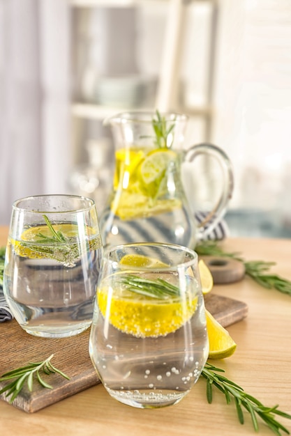 Verres de limonade fraîche au romarin sur table