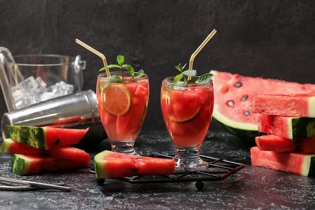 Verres de limonade de pastèque froide sur mur sombre