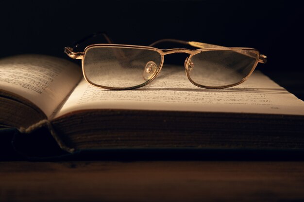 Verres sur le livre sur la table