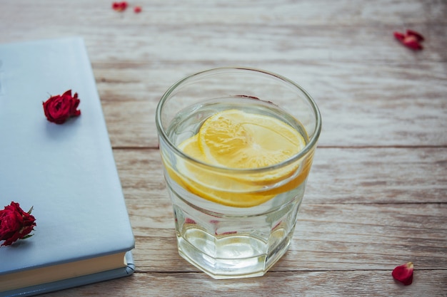 Verres à livres et pétales de fleurs verre d'eau au citron.