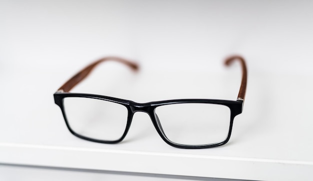 Verres de lunettes vue rapprochée. Cadre élégant de correction de lunettes avec des lunettes.