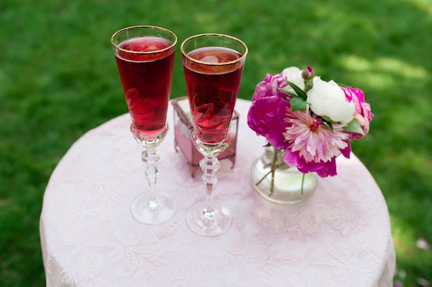 Verres de mariage avec champagne rose