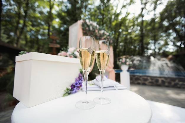 Verres de mariage avec champagne sur la table