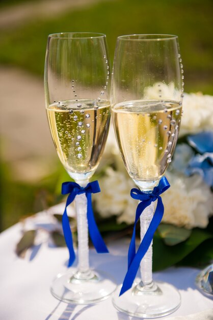Verres de mariage élégants avec champagne