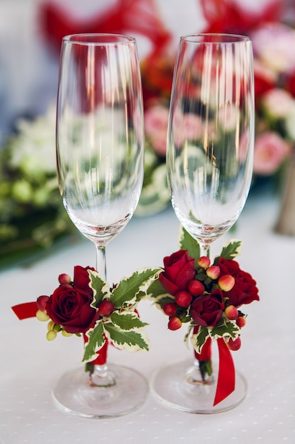 Verres de mariage sur la table avec des décorations et des fleurs