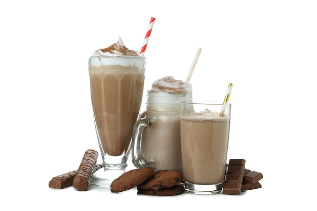 Verres de milkshake au chocolat isolé sur blanc