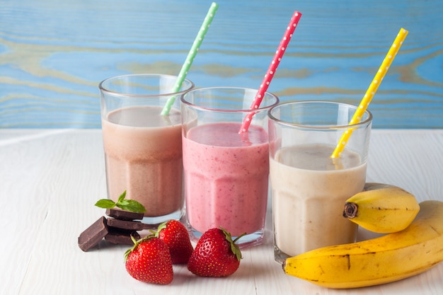 Verres de milkshakes de différents fruits