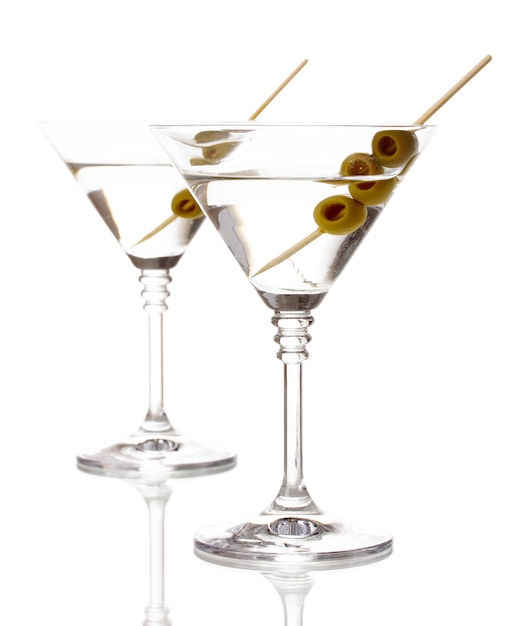 verres et olives isolés sur blanc