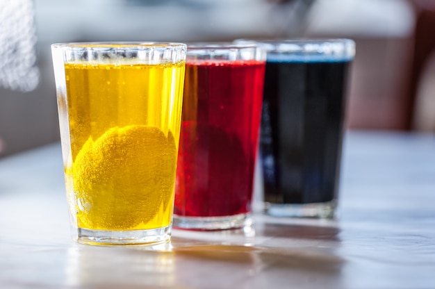 Verres avec de la peinture pour les oeufs de Pâques. Étape du processus de peinture. Fait maison.