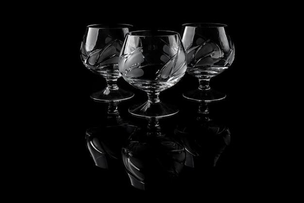 Verres à pied sur fond noir.