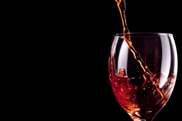 Les verres à pied vides étant remplis de vin