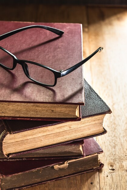 Verres sur la pile de vieux livres