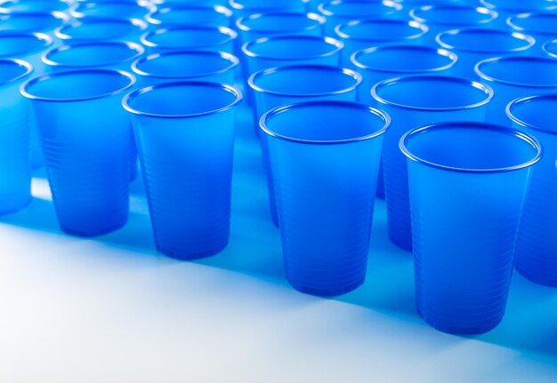 Verres en plastique jetables bleus