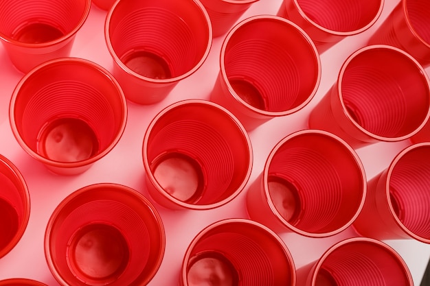 Verres en plastique jetables rouges