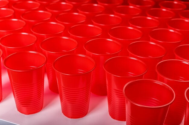 Verres en plastique jetables rouges