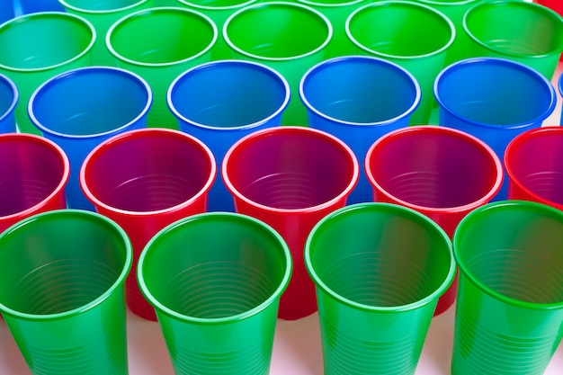 Verres en plastique multicolores isolés