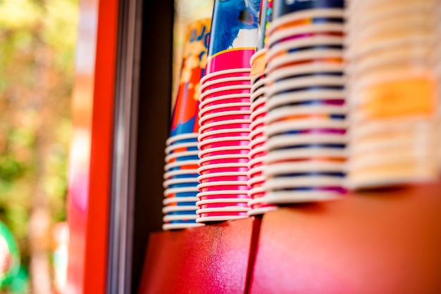 Verres de pop-corn gros plan sur une vitrine