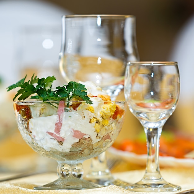 Verres pour boissons et cocktails à la table de fête