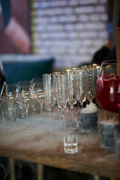 Verres propres vides pour le vin de champagne Les verres sont sur la table du restaurant