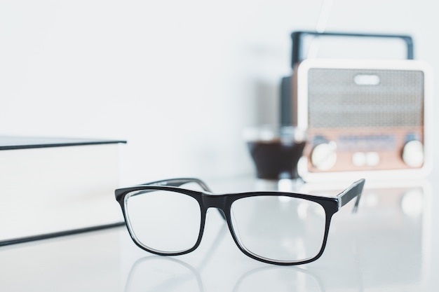 Verres avec radio, livre et café