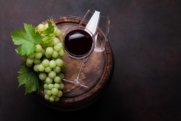 Verres à raisins blancs sur un vieux tonneau de vin