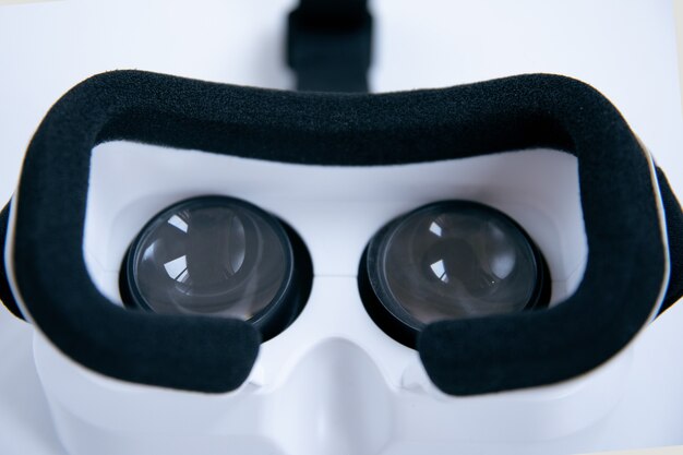 Verres de réalité virtuelle libre sur fond blanc