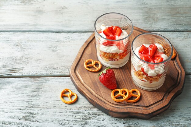 Verres Avec Salade De Bretzel Aux Fraises Sur Planche De Bois