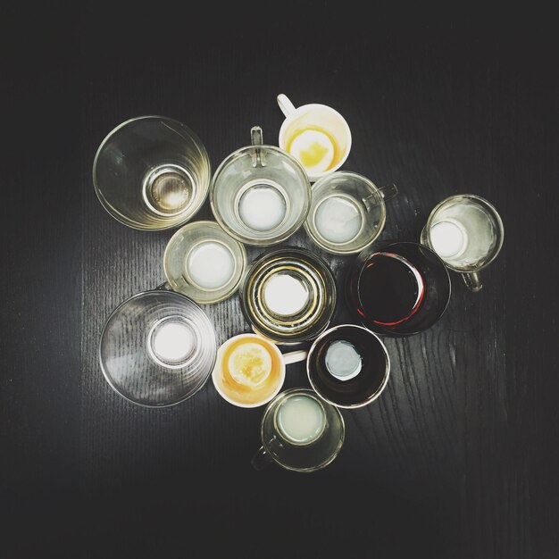 Photo des verres sales et des verres à vin