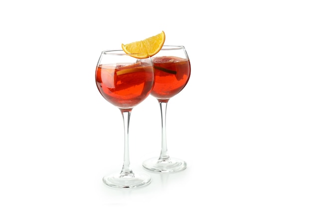 Verres avec Sangria isolé sur fond blanc