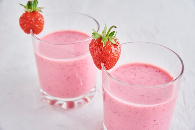 Verres avec shake aux fraises et baies fraîches