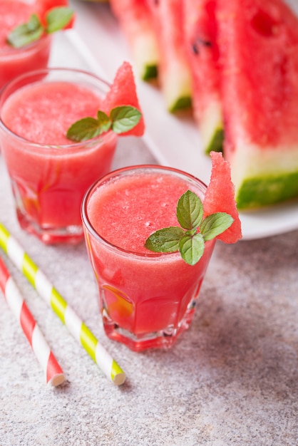 Verres de smoothie melon d'eau à la menthe