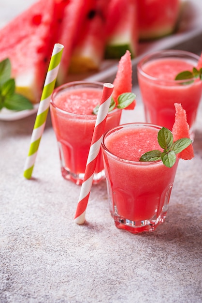 Verres de smoothie melon d&#39;eau à la menthe