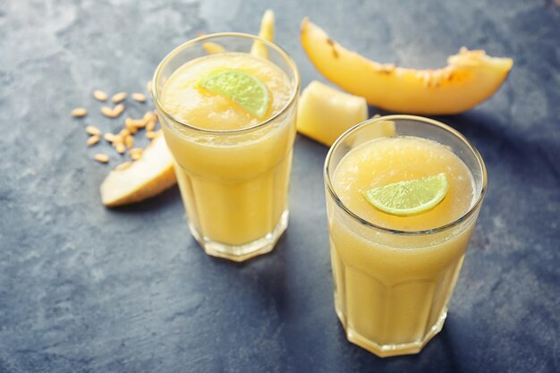 Verres de smoothie melon frais sur table