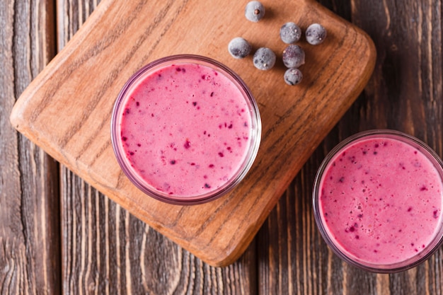 Photo verres à smoothie vue de dessus avec des bleuets