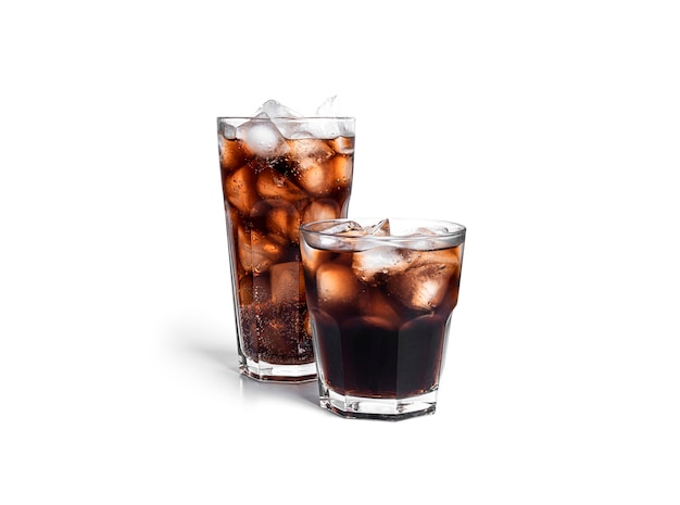 Verres de soda isolés sur blanc.