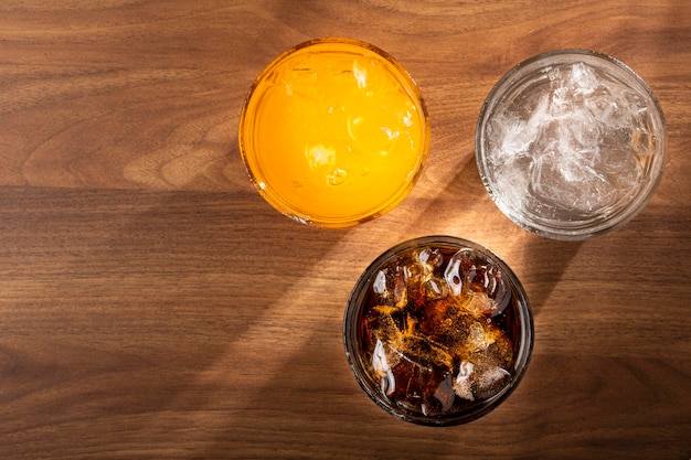 Verres de soda saveurs orange citron et cola