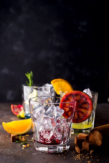 Verres de spritz apéritif apéritif cocktail avec des tranches d&#39;orange et des glaçons