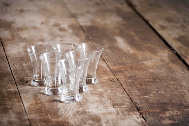 Verres sur une table en bois