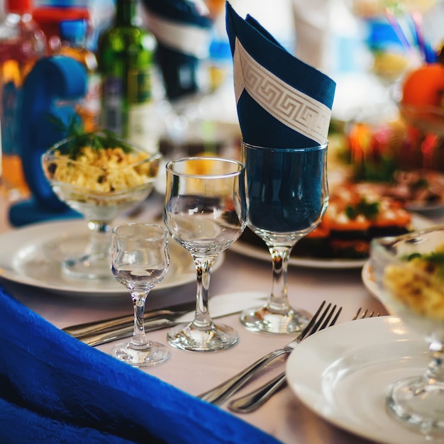 Verres de table avec des serviettes sur la table de fête décorée