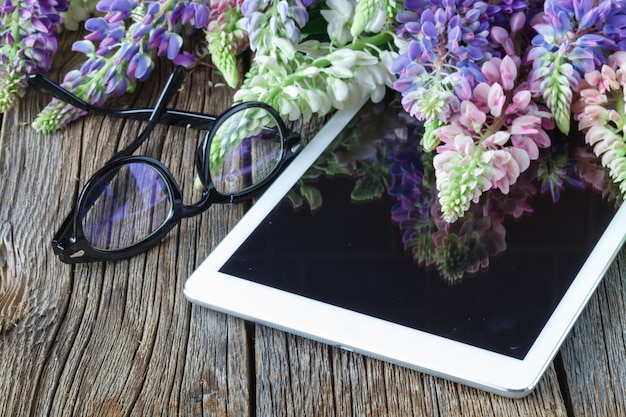 Verres sur tablette et fleurs