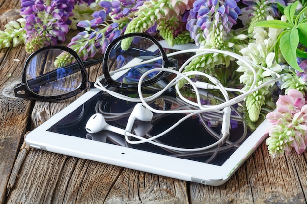 Verres sur tablette et fleurs