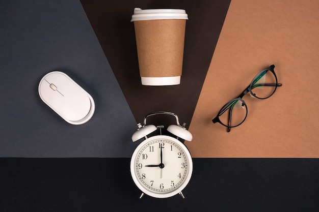 Verres de tasse de papier de réveil et souris d'ordinateur sur un fond de papier