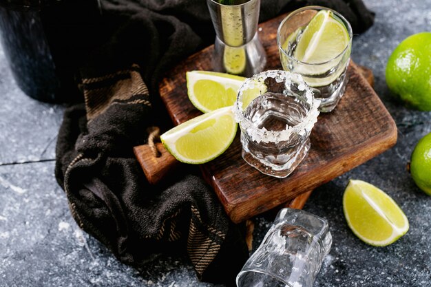 Verres à tequila avec limes sur la table