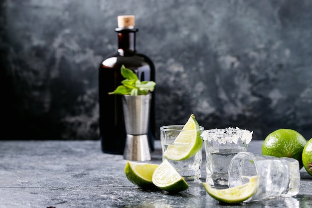 Verres à tequila avec limes sur la table