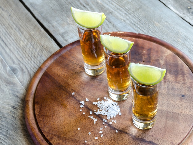 Verres de tequila sur la planche de bois